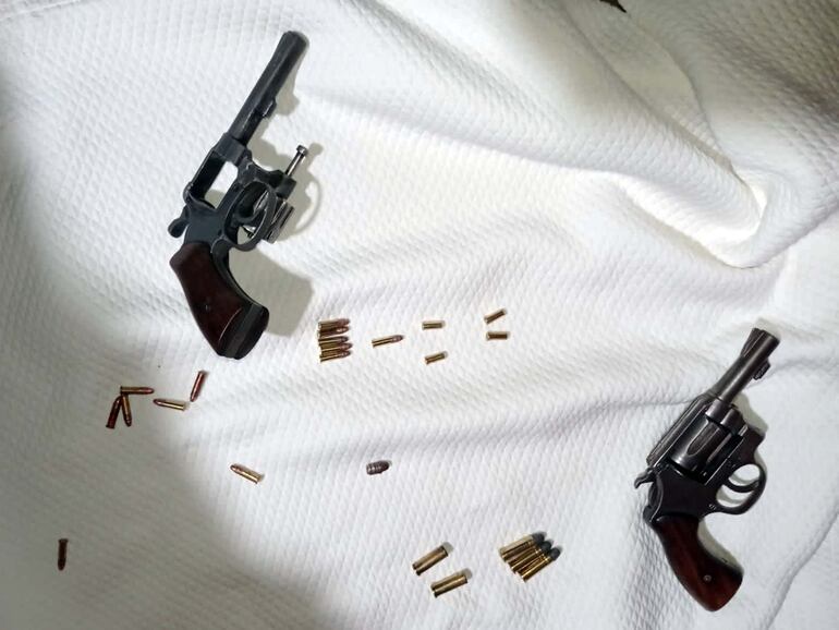 El revólver calibre 38 y el revólver calibre 22 encontrados en la escena del doble homicidio.