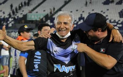 Marcial León Areco (75 años), vicepresidente de Ameliano, festejando el ascenso de su club a la máxima categoría.