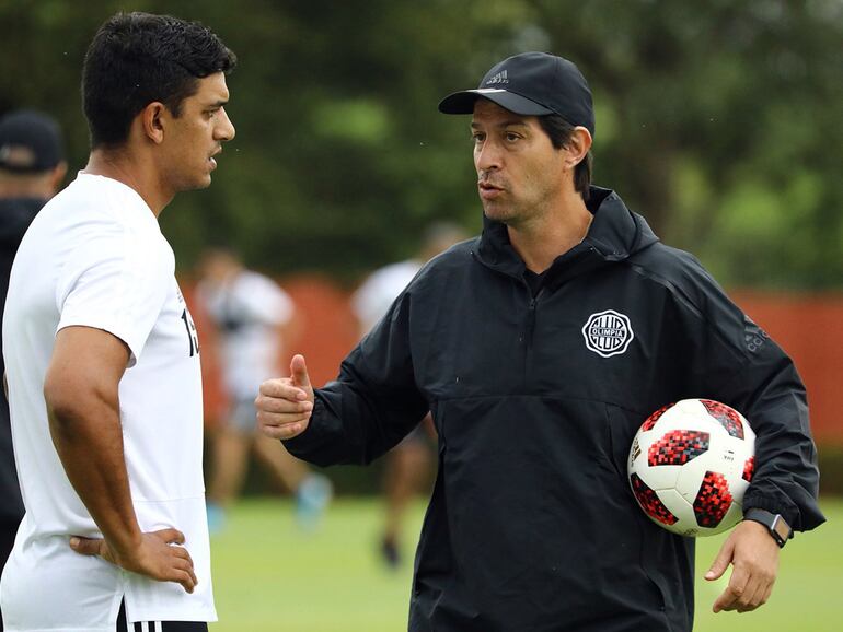 Diálogo entre el entrenador Daniel Garnero (50) y el defensor uruguayo Diego Polenta (27).