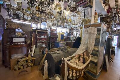 ROMA, 24/02/2023.-A las afueras de Roma, camuflado en un discreto edificio de viviendas alejado de turistas y monumentos, se levanta el Museo Agostinelli, un lugar caótico y de excesos que acumula una de las mayores colecciones del mundo, con millones de piezas cargadas de historia que van desde un meteorito hasta el coche del mítico Al Capone. Este museo, reconocido por el Estado italiano, es la obra de vida de Domenico Agostinelli, que ha pasado la mayor parte de sus 82 años dedicado a su gran pasión: coleccionar todo tipo de artilugios antiguos. "Los objetos son como un libro: a manos de un analfabeto no significan nada, pero para mí revelan la vida de otras personas. Son un diario de la historia que cuando ojeo me llena de alegría y regocijo", explica a EFE.-EFE/Raúl Martínez Mendo
