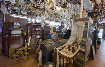 ROMA, 24/02/2023.-A las afueras de Roma, camuflado en un discreto edificio de viviendas alejado de turistas y monumentos, se levanta el Museo Agostinelli, un lugar caótico y de excesos que acumula una de las mayores colecciones del mundo, con millones de piezas cargadas de historia que van desde un meteorito hasta el coche del mítico Al Capone. Este museo, reconocido por el Estado italiano, es la obra de vida de Domenico Agostinelli, que ha pasado la mayor parte de sus 82 años dedicado a su gran pasión: coleccionar todo tipo de artilugios antiguos. "Los objetos son como un libro: a manos de un analfabeto no significan nada, pero para mí revelan la vida de otras personas. Son un diario de la historia que cuando ojeo me llena de alegría y regocijo", explica a EFE.-EFE/Raúl Martínez Mendo