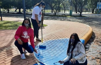 Los voluntarios de la Fundación Teletón pintando una de las rampas del Parque de Independencia de Presidente Franco.
