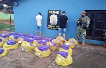 Los detenidos y la droga incautada en la base de la Senad de Ciudad del Este.