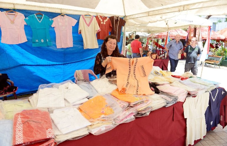 Arminda Careaga, presidenta de la asociación Asacivapa mostrando las prendas artesanales en ao po´i que se podrán apreciar en la feria artesanal en la Plaza O´Leary.
