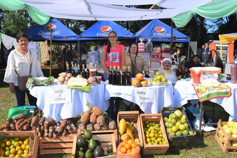 Productores agropecuarios que llegaron muy entusiasmados del distrito de Sapucai.