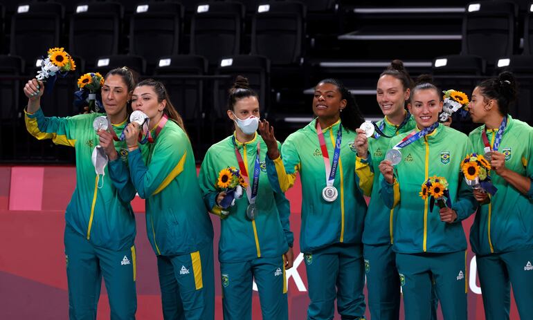 Jugadoras de Brasil posan con la medalla de plata durante la ceremonia de premiación de voleibol femenino en los Juegos Olímpicos 2020, este domingo en la Arena Ariake de Tokio (Japón).
