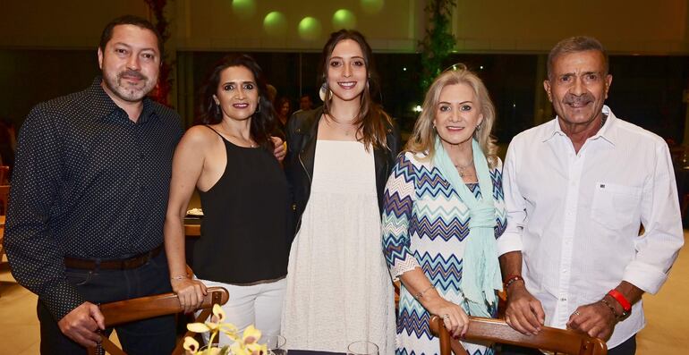 Marcos Arar, Carolina Pfannl, Camila Arar, Edith Pfannl y Dino Gallitelli.