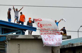 Reclusos dispararon a policías este sábado en el mismo penal donde se produjo un motín que dejó al menos 118 muertos, incluidos seis decapitados, a principios de esta semana.