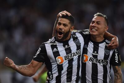 Hulk (i) de Mineiro celebra un gol con Eduardo Vargas hoy, en un partido de la Copa Libertadores entre Atlético Mineiro y Emelec en el estadio en Mineirao en Belo Horizonte (Brasil).