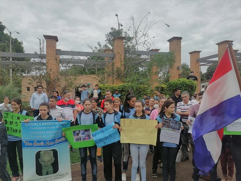 Los pobladores de Espartillar y de la escuela-colegio Don Camilo Sosa Castillo están esperanzados que se salve del remate la institución