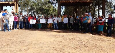 Los ciudadanos autoconvocados manifestándose en el Portón de San Juan Nepomuceno.