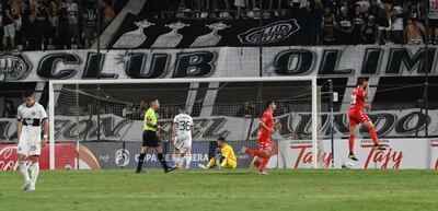 Festejo de los jugadores de Nacional tras el gol de Juan Alfaro