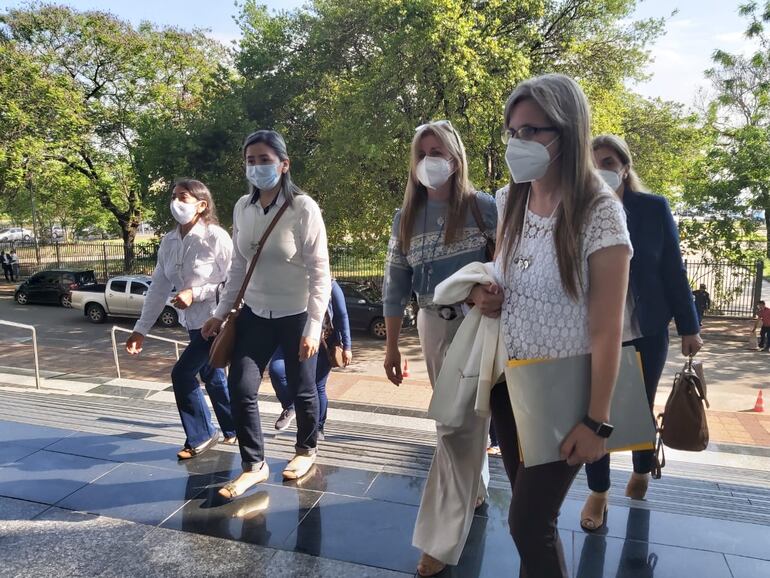 Familiares de secuestrados llegando al Congreso