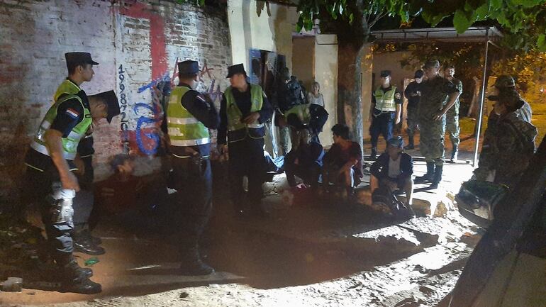 Agentes de la comisaría 54 de San Lorenzo retuvieron a más de 20 adictos en la comisaría.