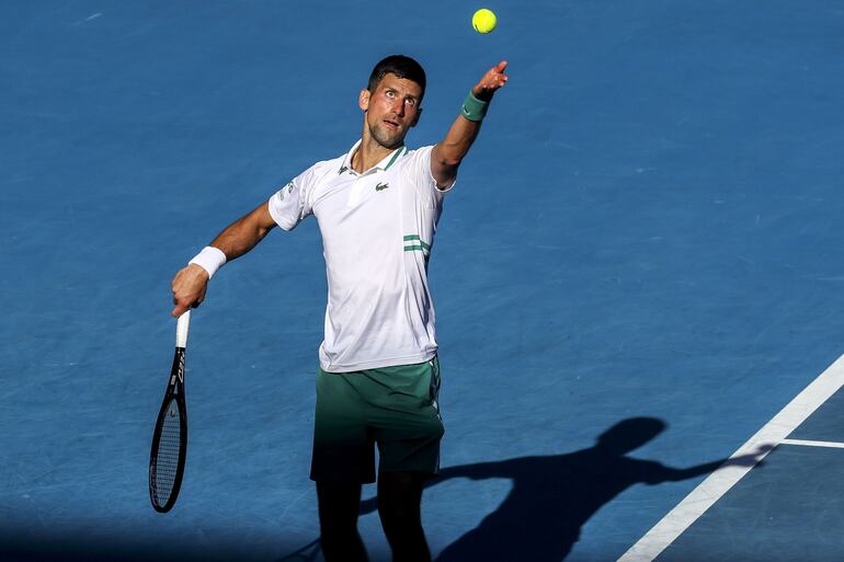 Novak Djokovic en plena competencia en el Abierto de Australia 2021.
