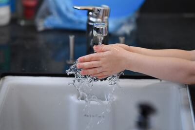 Una estudiante se lava las manos en una escuela primaria en Londres, Reino Unido, que ha comenzado a reanudar las clases presenciales, suspendidas desde marzo.