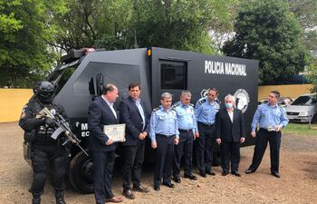 Autoridades policiales y directivos de la empresa durante la entrega del móvil blindado.