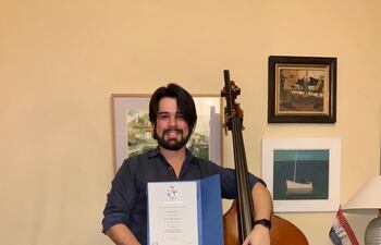 Guillermo Arévalos Vigo es un joven paraguayo que busca hacer carrera abrazando al contrabajo y realzando nuestra música.