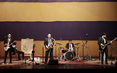 Cali Jativa, Dominique Bernal, Rafa Arce y Aarón Zorrilla durante su actuación, mientras un dibujante iba trazando caricaturas como parte del espectáculo.