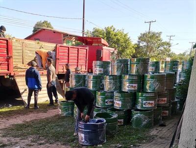 Funcionarios de EBY entregan contenedores para residuos