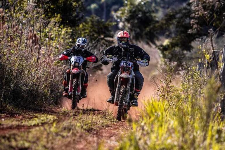 Rolando Martínez (09) y Walter Marrero (31) son los líderes, en ese orden, de la categoría Motos.