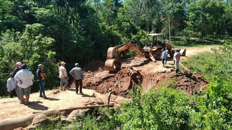 Los vecinos de la calle Ykua Tu´î de Santaní trabajaron coordinadamente con los funcionarios del MOPC para la rehabilitación de la vía.