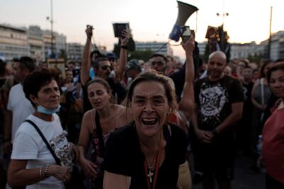 Manifestantes participan en una manifestación frente al parlamento en el centro de Atenas, Grecia, el 14 de julio de 2021.