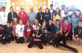 Los laureados en la Regata "Héroes de la Patria Paraguay - Argentina", que se desarrolló en la Bahía de Asunción.