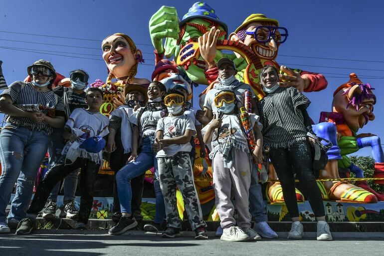 Personas posan para fotos frente a un enorme carruaje durante el Carnaval de Negros y Blancos -la fiesta más grande de la región suroeste del país- en Pasto, Colombia. 
