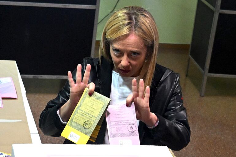 Giorgia Meloni deposita su voto.