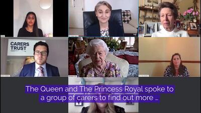 “La Reina y la Princesa Real hablaron a un grupo de cuidadores para saber de sus experiencias”, dice una fotografía difundida por el Palacio de Buckingham.