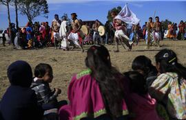 El gobierno de Australia anunció este miércoles que celebrará un referendo durante 2023 con el objetivo de incluir en la Constitución y darle voz en las instituciones a los aborígenes, históricamente discriminados en el país oceánico.