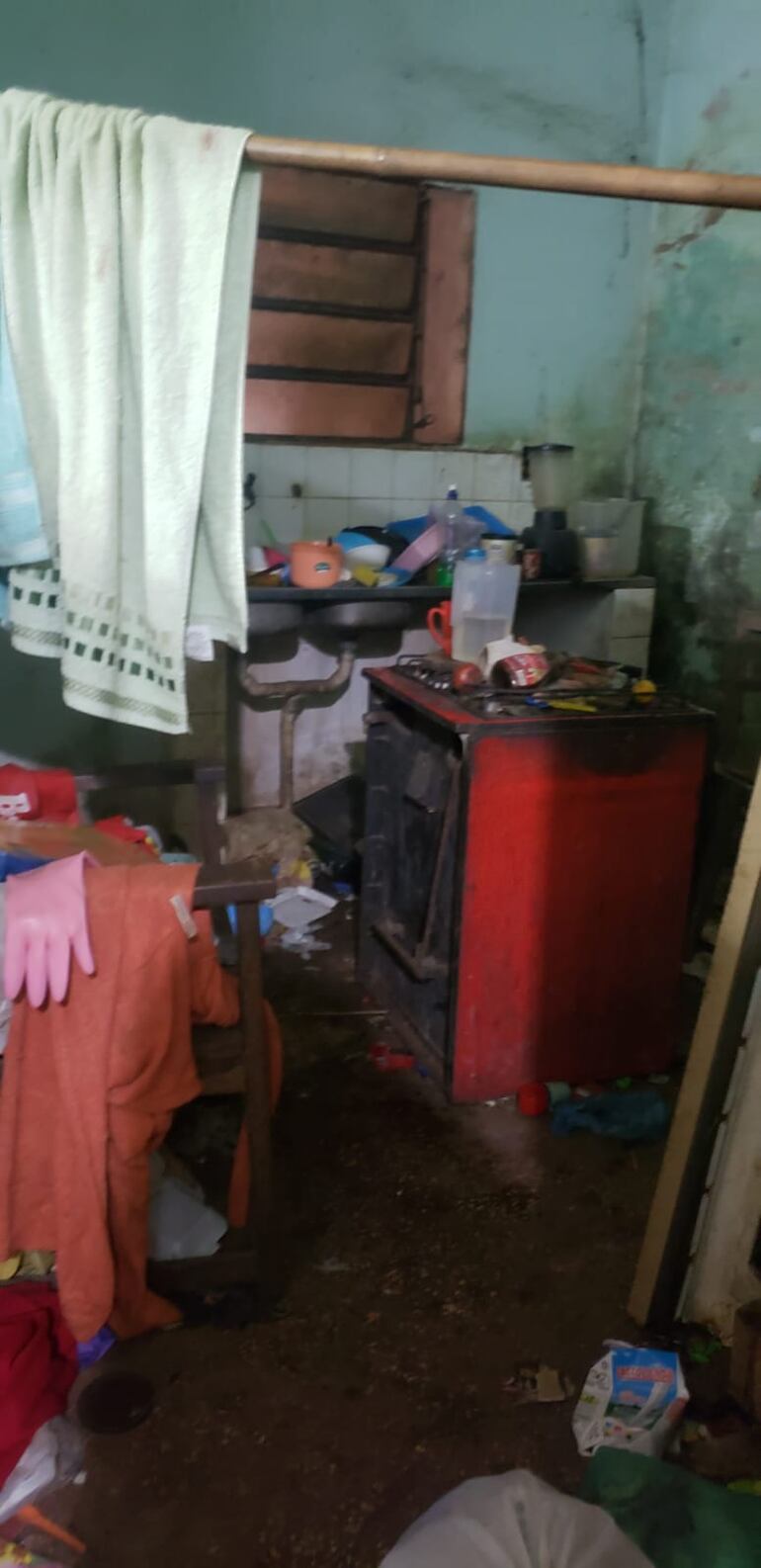 La cocina en deplorables condiciones, con humedad y mucha basura.