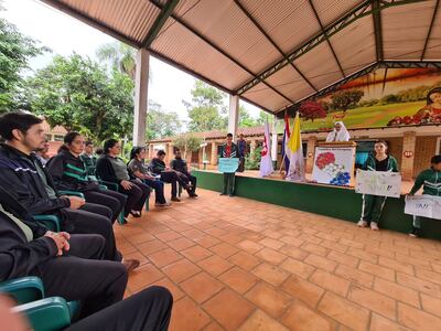 Docentes y alumnos exigiendo rubros en colegio religioso de San Joaquín.