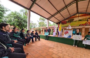 Docentes y alumnos exigiendo rubros en colegio religioso de San Joaquín.