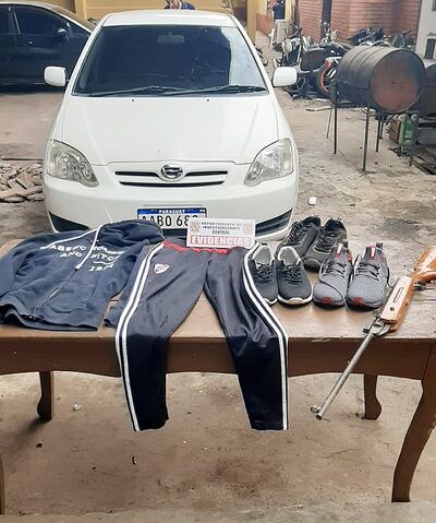 El auto de Leticia Díaz, que supuestamente fue robado y luego utilizado para el atraco a la pizzería, junto a otras evidencias.