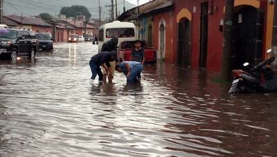 El colapso de los drenajes provocó que el agua se acumulará en las calles e ingresara a algunas viviendas.