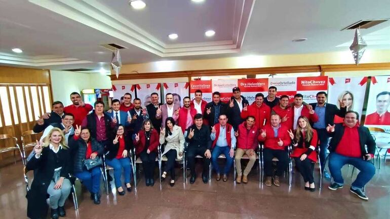 Los 30 precandidatos a la Junta Departamental del Guairá que presentó el Movimiento Honor Colorado.