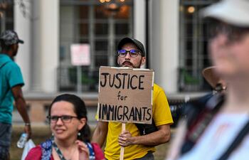 Dos hombres están detenidos tras la muerte por asfixia de 53 migrantes dentro de un camión abandonado en San Antonio, Texas.