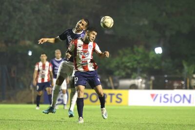 Disputa aérea entre el mediocampista Édgar Zaracho y el volante ofensivo Agustín Morel. (Foto: APF)