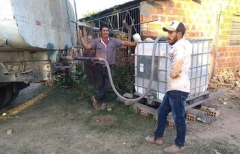Un poblador de Toro Pampa recibe agua desde un camión cisterna, llevado desde el río Paraguay, distante a unos 65 km.