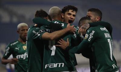Jugadores de Palmeiras celebran un gol en el partido de los octavos de final de la Copa Libertadores en el estadio San Carlos de Apoquindo en Santiago (Chile).