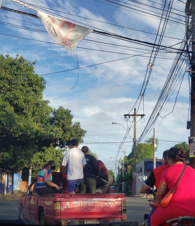 Unas ocho personas son trasladadas apiñadas a votar, en la carrocería de una camioneta con la calcomanía del candidato a concejal de Asunción, Ceres Escobar.
