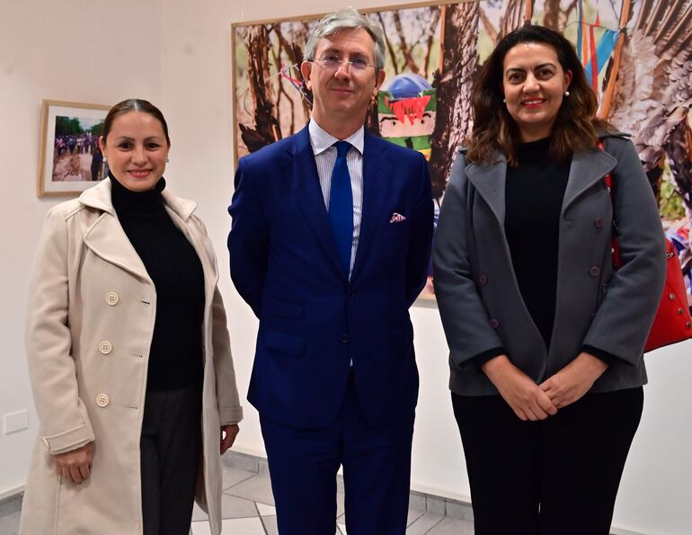 Celia Rodríguez, el encargado de negocios de la Embajada de Francia, Cyrille Rogeau; y Analia Borba.
