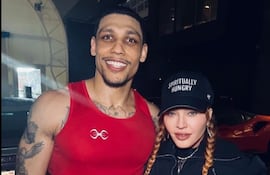 Madonna y el boxeador Josh Popper en una imagen compartida por la Diva del Pop en sus historias de Instagram.