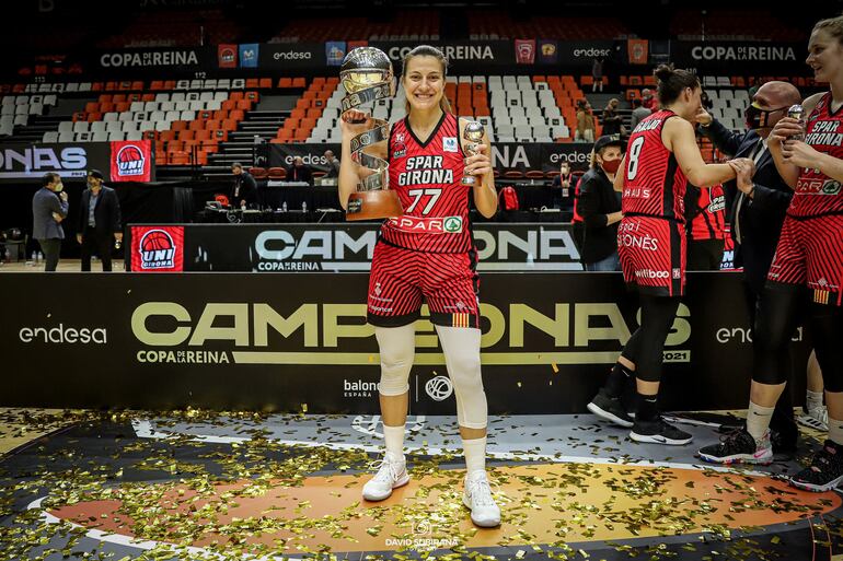 Pao Ferrari festejando su título con el Spar Girona.