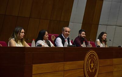 Los proponentes de la iniciativa popular "Más educación, menos burocracia" son: Estefanía Careaga, Florentina Torres, Robert Cano, Daniel Echeverría y Giuliana Cattivelli.