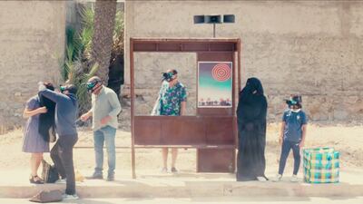 Las mascarillas y protectores oculares son indispensables en el mundo que nos plantea el cortometraje “A sunny day”.