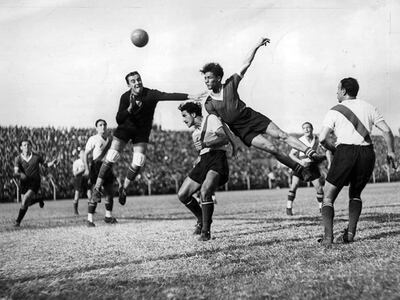 Una de las grandes virtudes de Arsenio Erico era el salto; siempre ganaba a pesar de que el o los rivales expongan mayor altura. Uno de los saltos en un partido frente a River Plate.