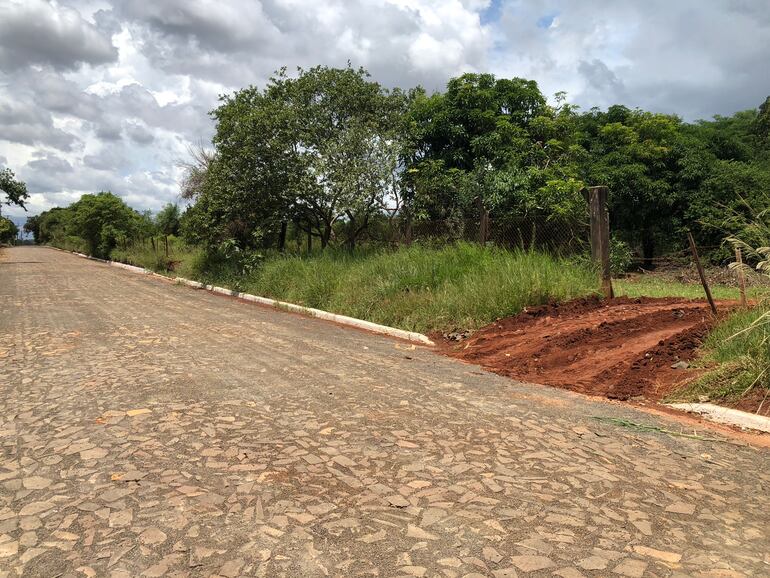 La calle de la propiedad fue recientemente empedrada, en el Km 9 Acaray de Ciudad del Este.